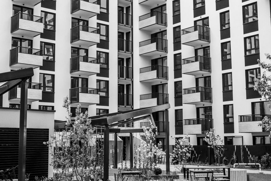 Suvremena stambena zgrada s balkonima i dvorištem